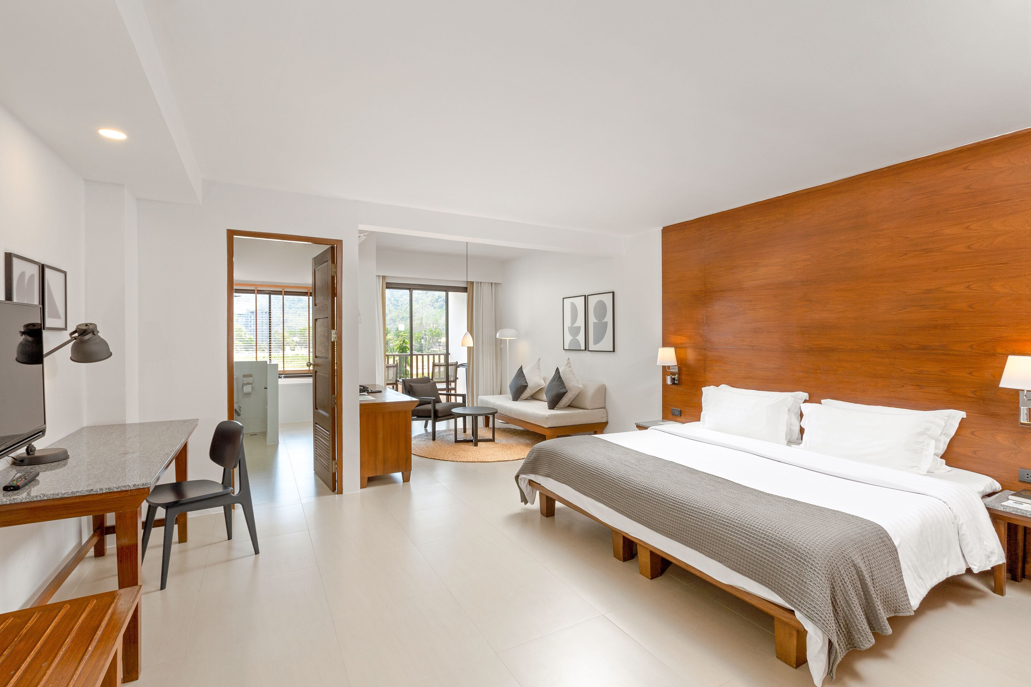 Suite junior | Caja fuerte, escritorio, cortinas opacas y tabla de planchar con plancha