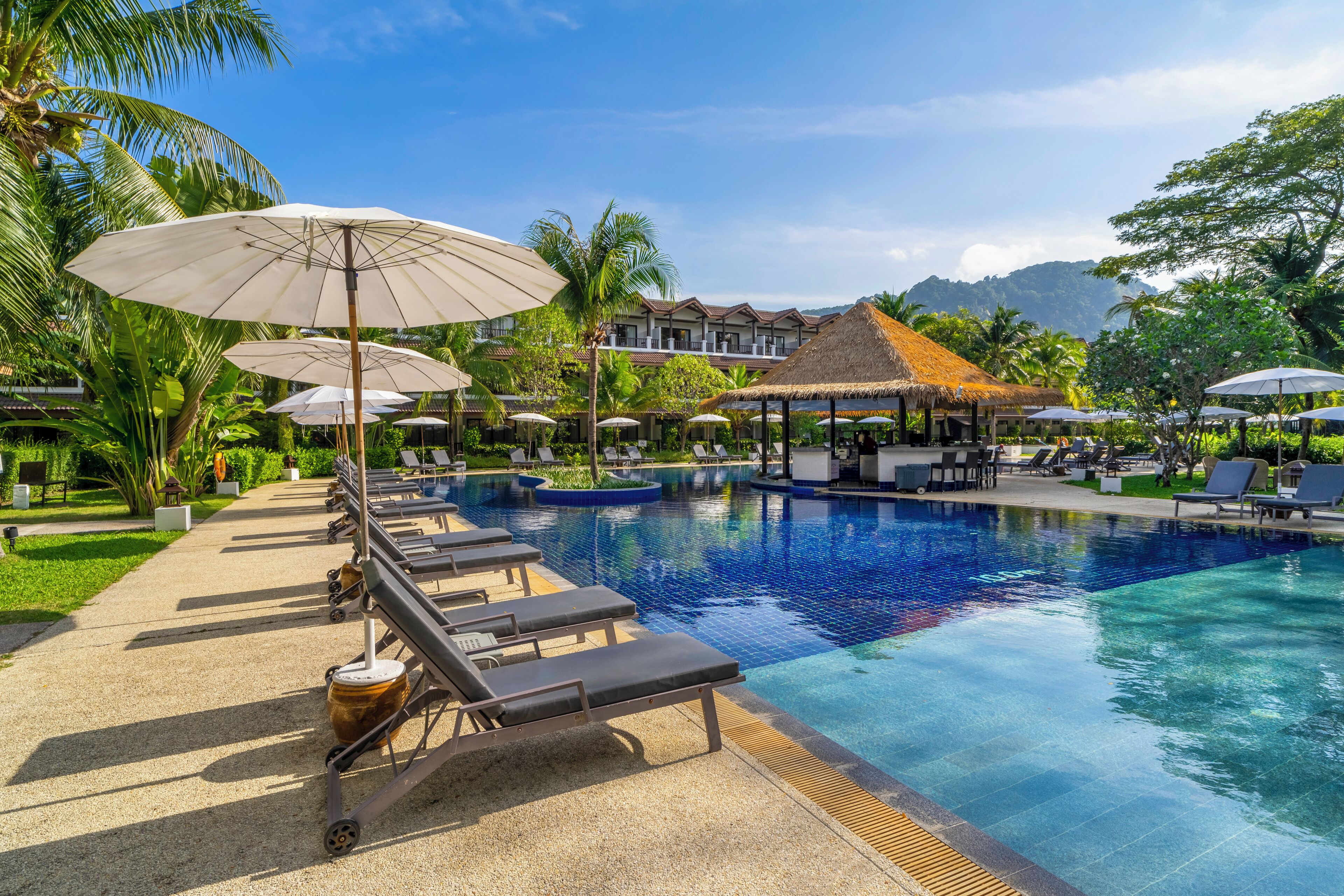 4 bares, 2 bares en la piscina y 2 bares junto a la piscina