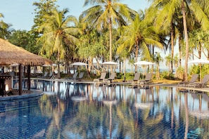 4 piscines extérieures, parasols de plage, chaises longues