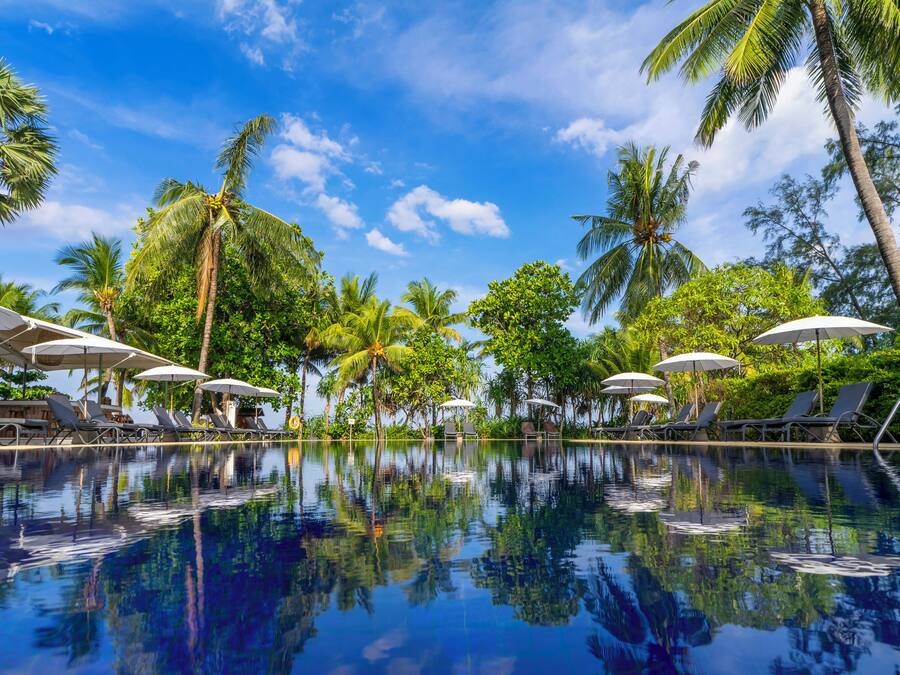 4 outdoor pools, open 8:00 AM to 8:00 PM, pool umbrellas, sun loungers