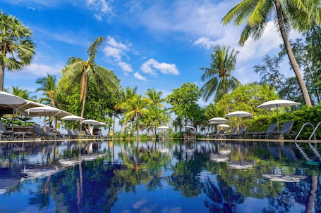 4 室外游泳池,08:00 至 20:00 开放,池畔遮阳伞,日光浴躺椅