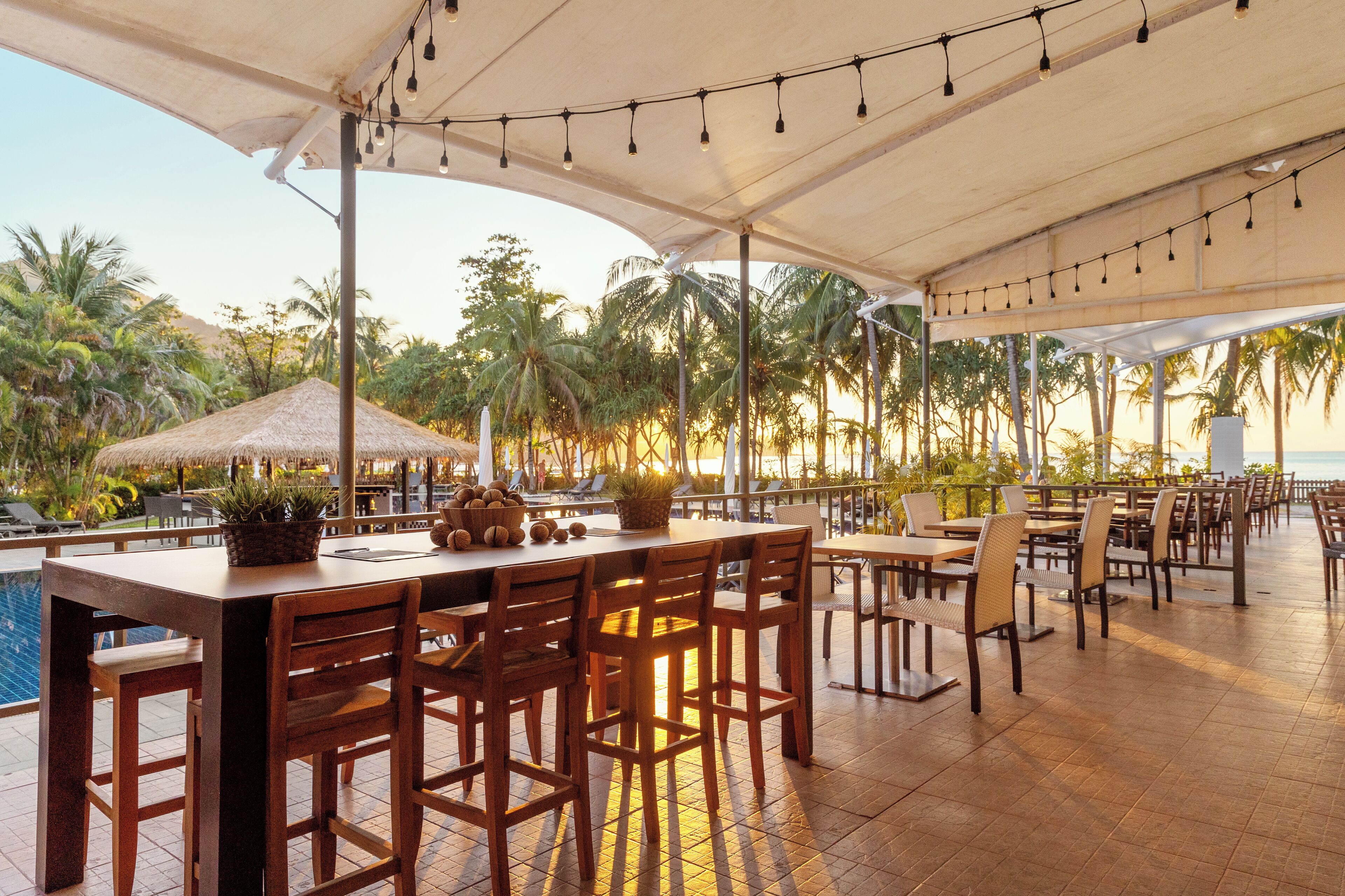 2 restaurants; breakfast, lunch and dinner served 
