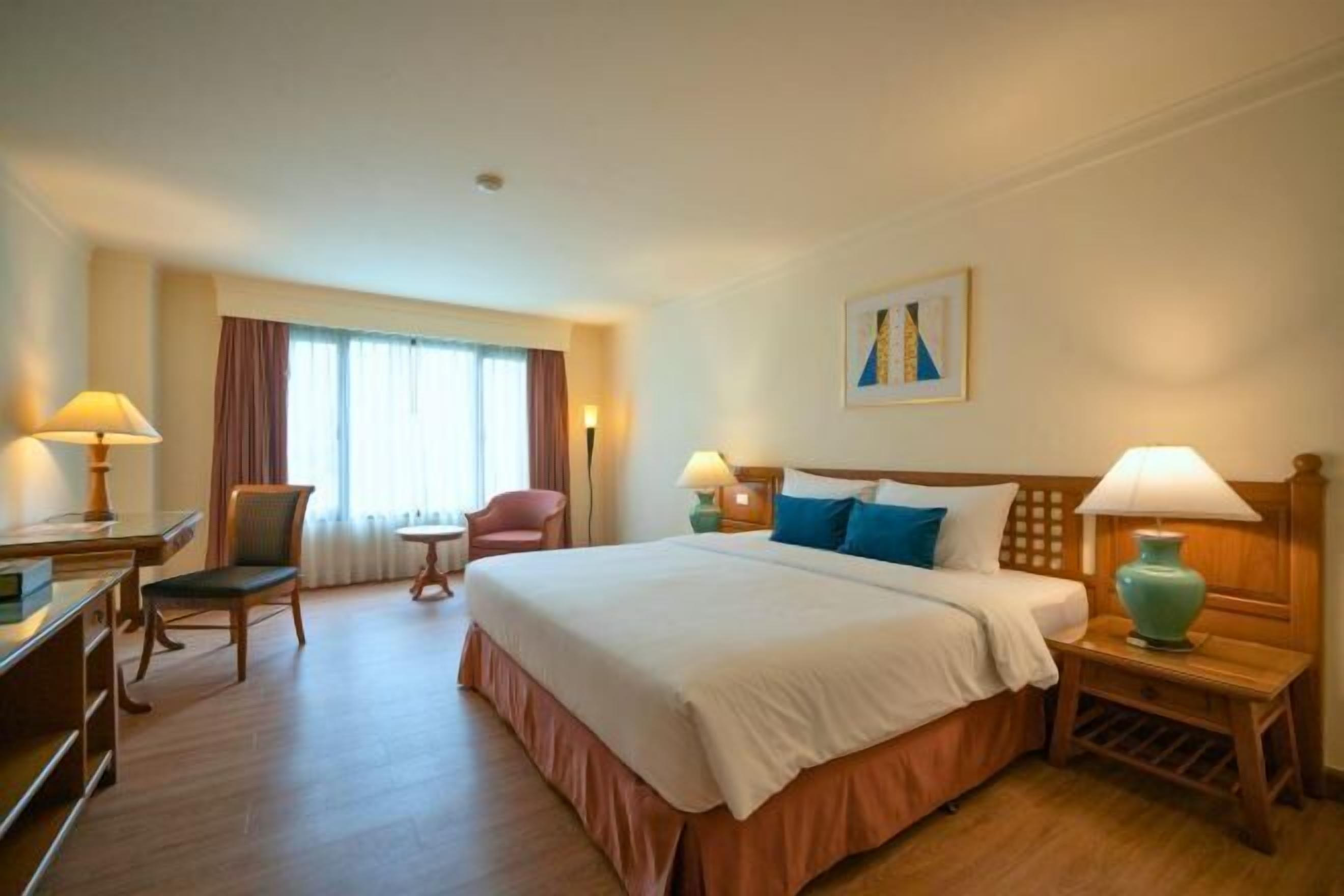 高級寝具、ミニバー、セーフティボックス (室内)、デスク