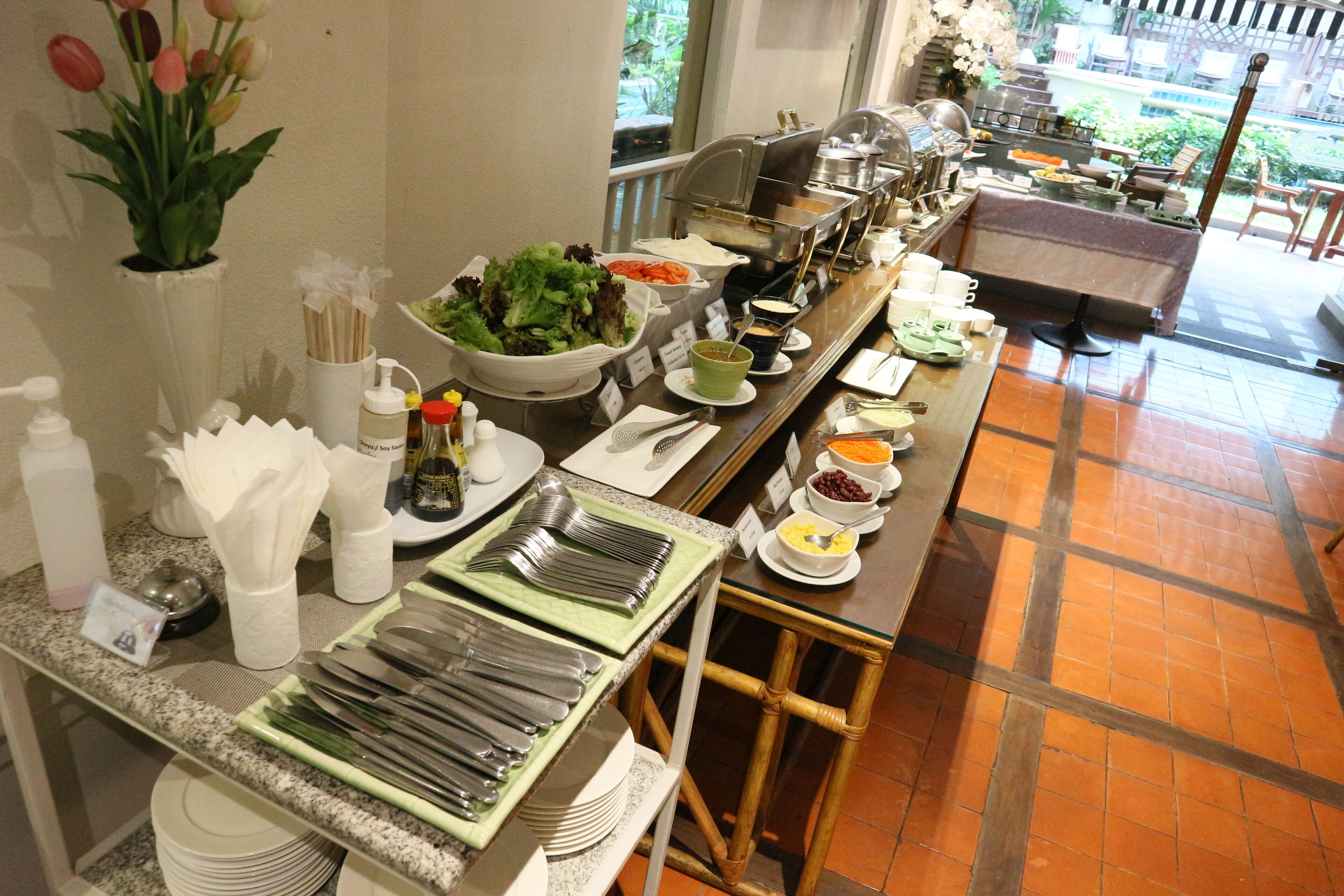daily buffet breakfast (thb 400 per person)
