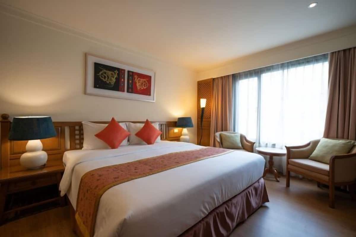 1 bedroom, premium bedding, minibar, in-room safe