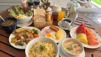 Daily buffet breakfast (THB 400 per person)