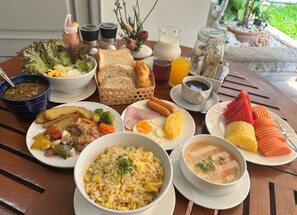 Petit déjeuner buffet (400 THB par personne)