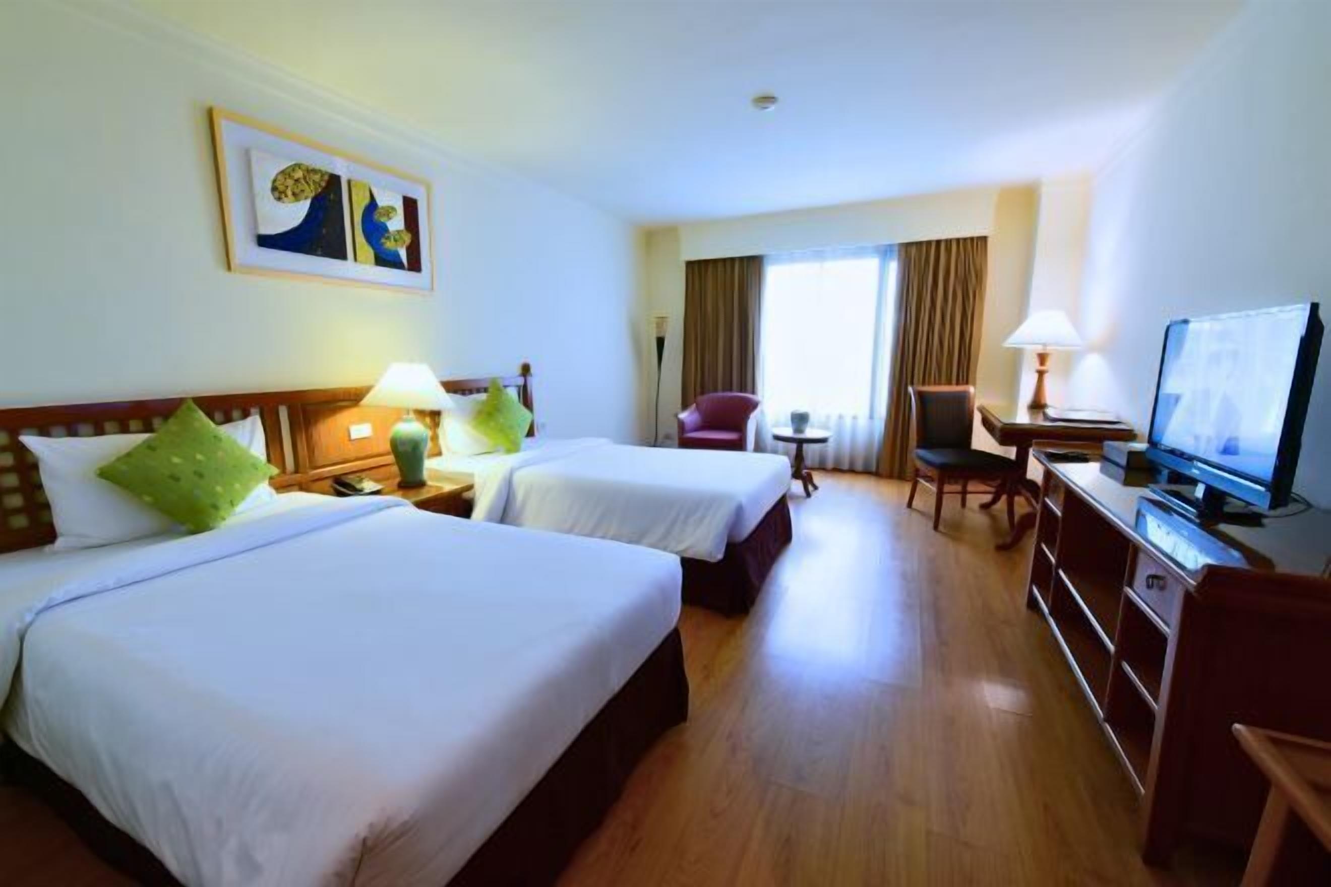 高級寝具、ミニバー、セーフティボックス (室内)、デスク