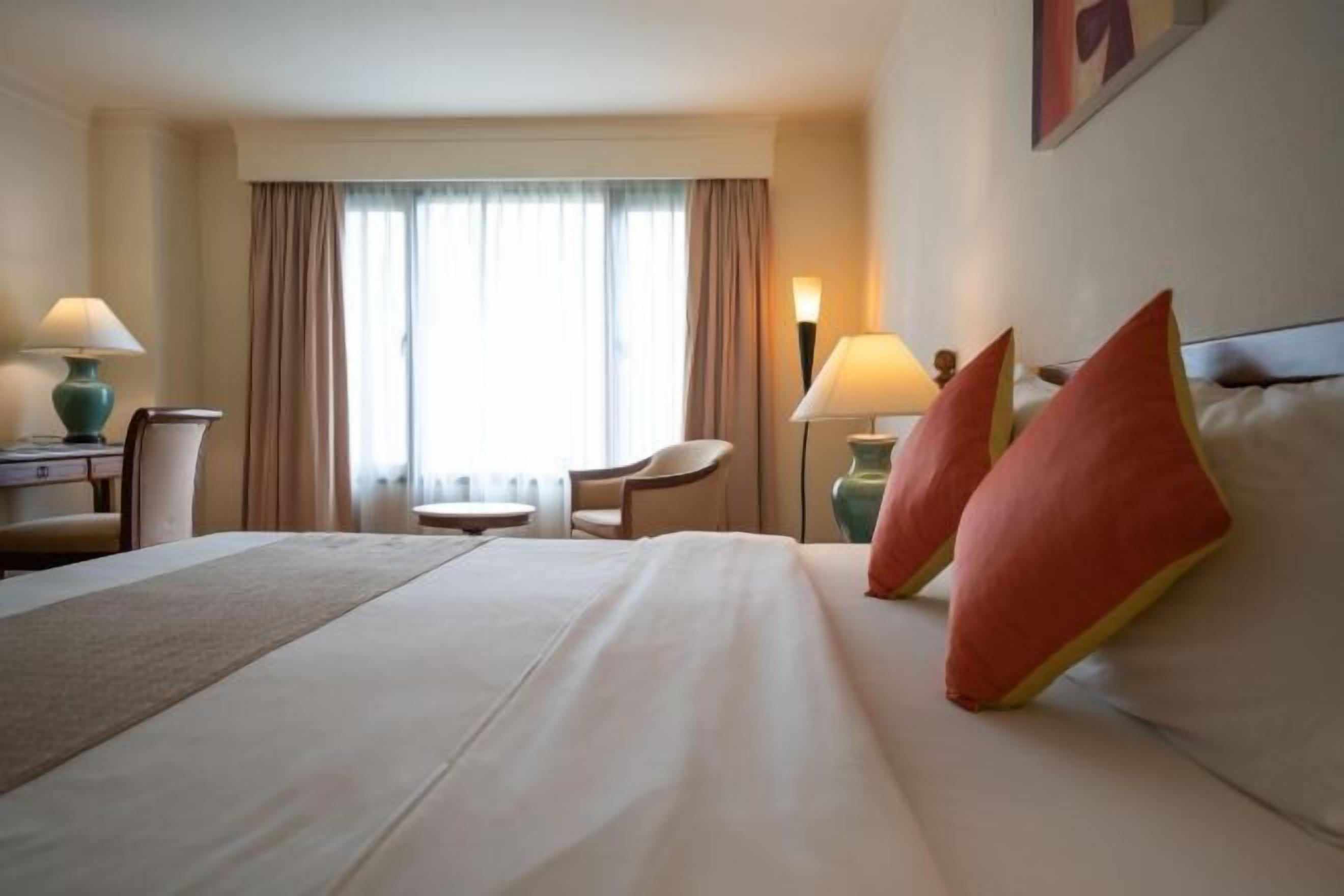 高級寝具、ミニバー、セーフティボックス (室内)、デスク