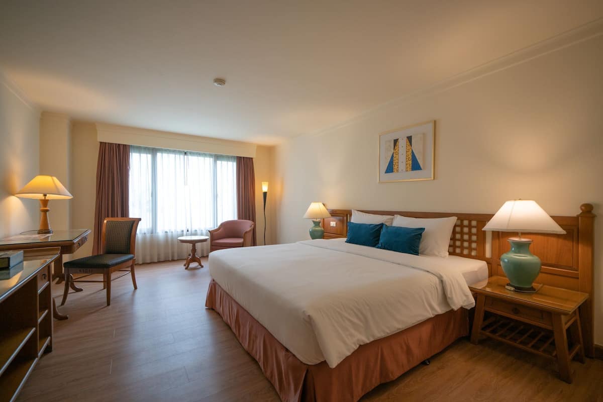 1 bedroom, premium bedding, minibar, in-room safe