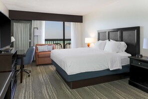 客房内保险箱、办公桌、笔记本电脑工作区、遮光窗帘