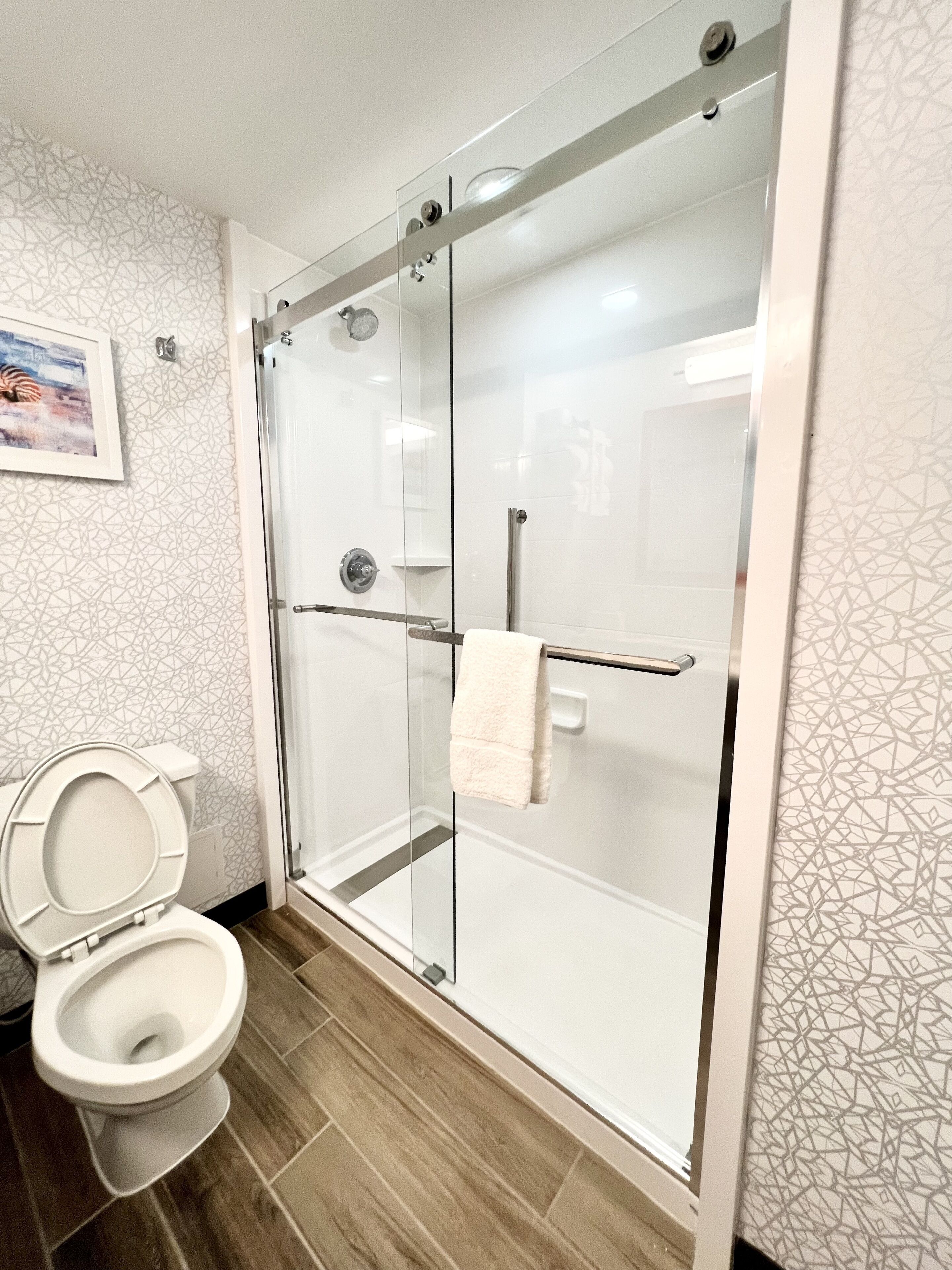 combined shower/bathtub, free toiletries, hair dryer, towels