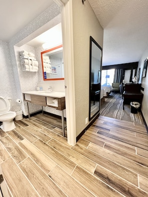 In-room safe, desk, laptop workspace, blackout drapes - Hampton Inn Ft. Walton Beach (Fort Walton Beach)