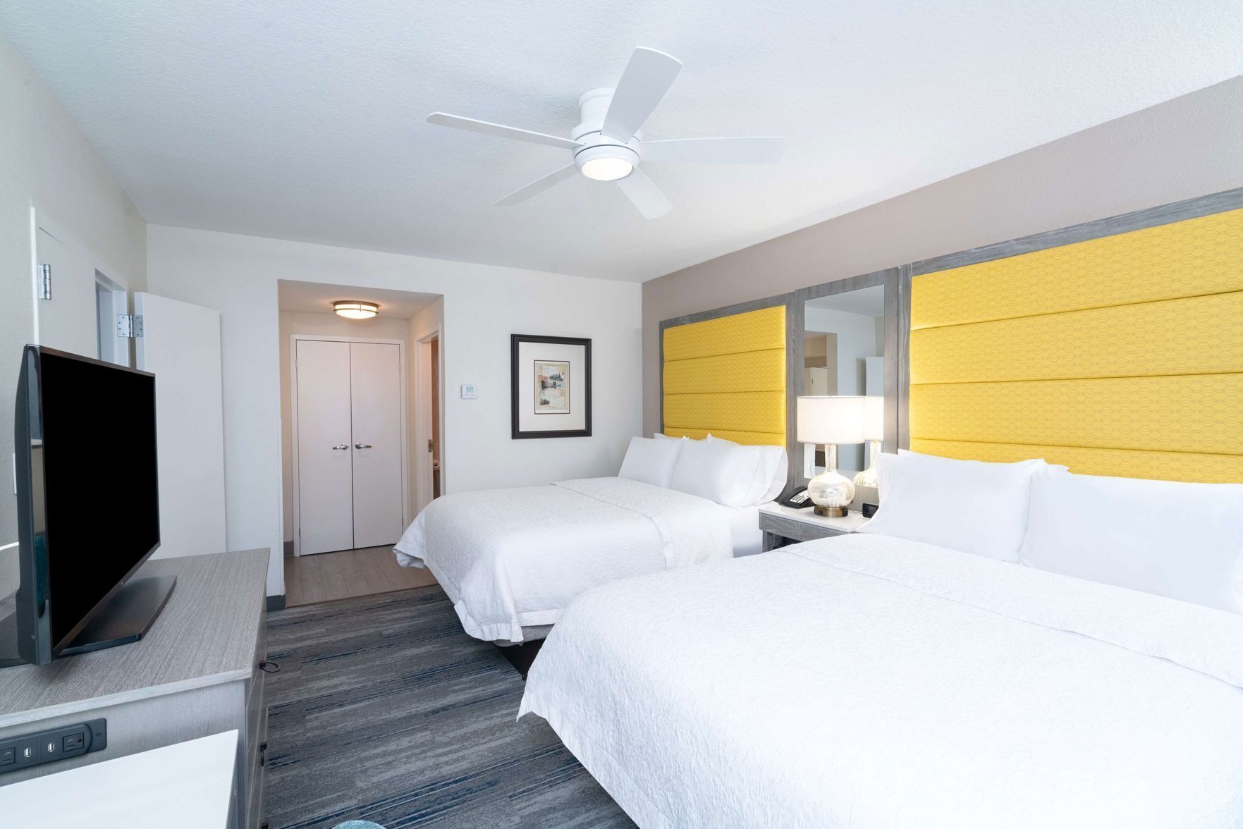 Bäddmadrasser, skrivbord, arbetsyta för laptop och strykjärn/strykbräda