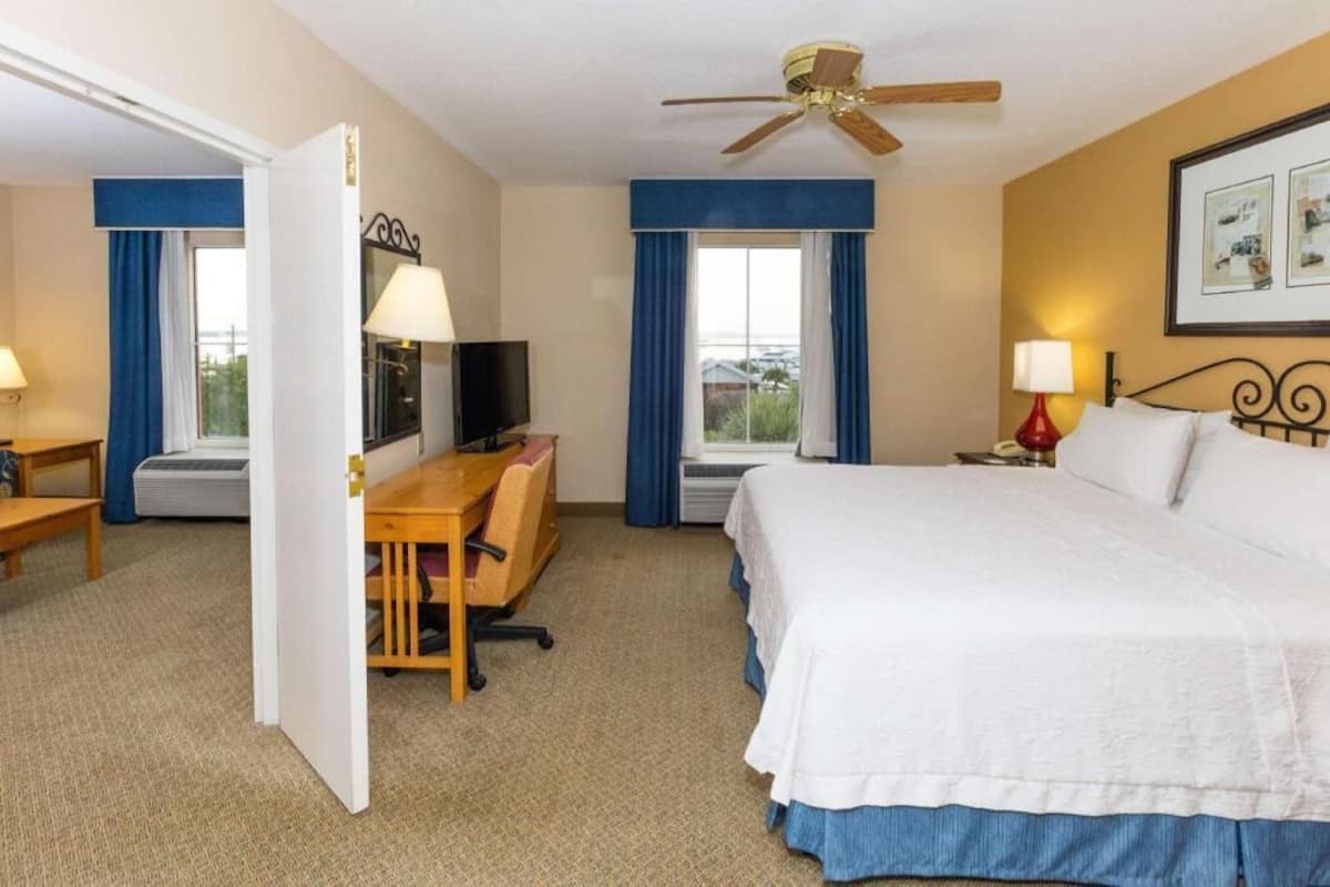 Bäddmadrasser, skrivbord, arbetsyta för laptop och strykjärn/strykbräda