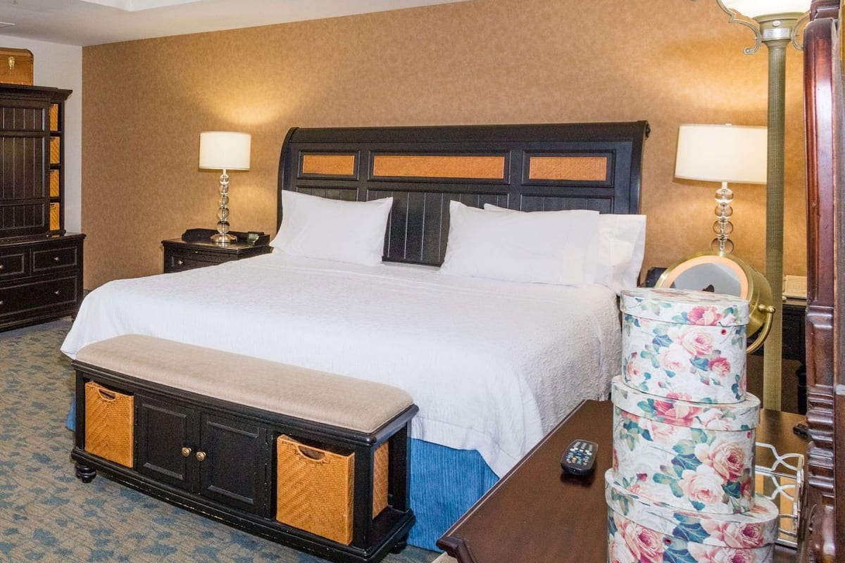 Bäddmadrasser, skrivbord, arbetsyta för laptop och strykjärn/strykbräda