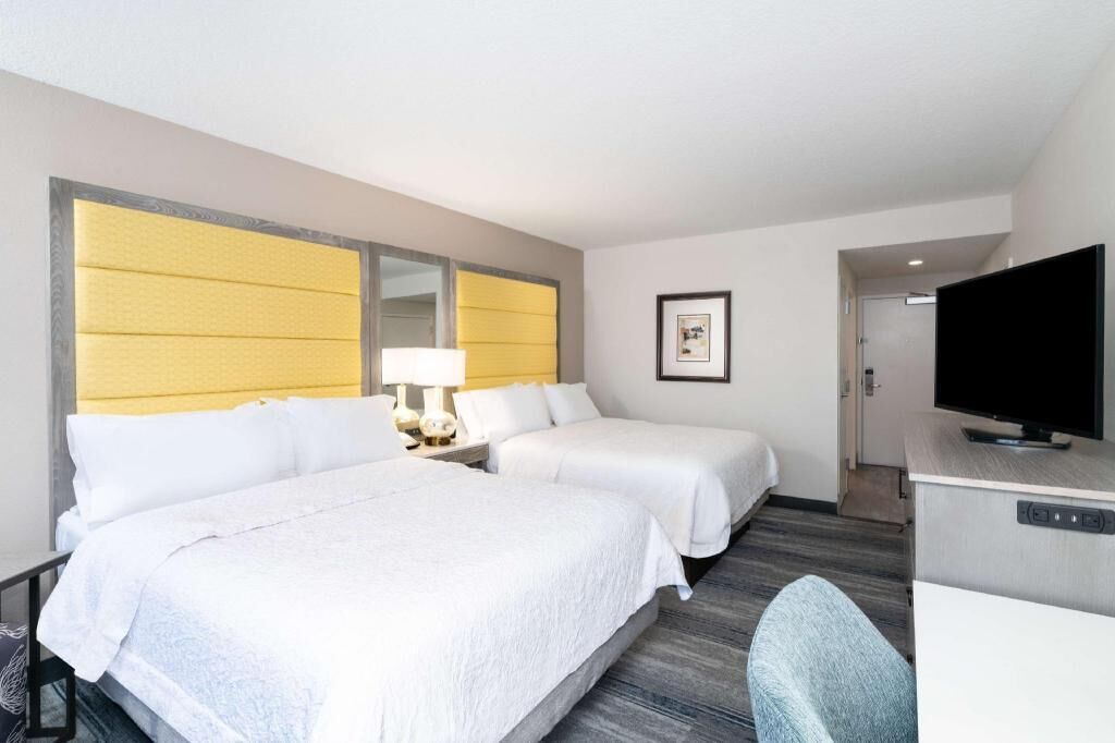 Bäddmadrasser, skrivbord, arbetsyta för laptop och strykjärn/strykbräda