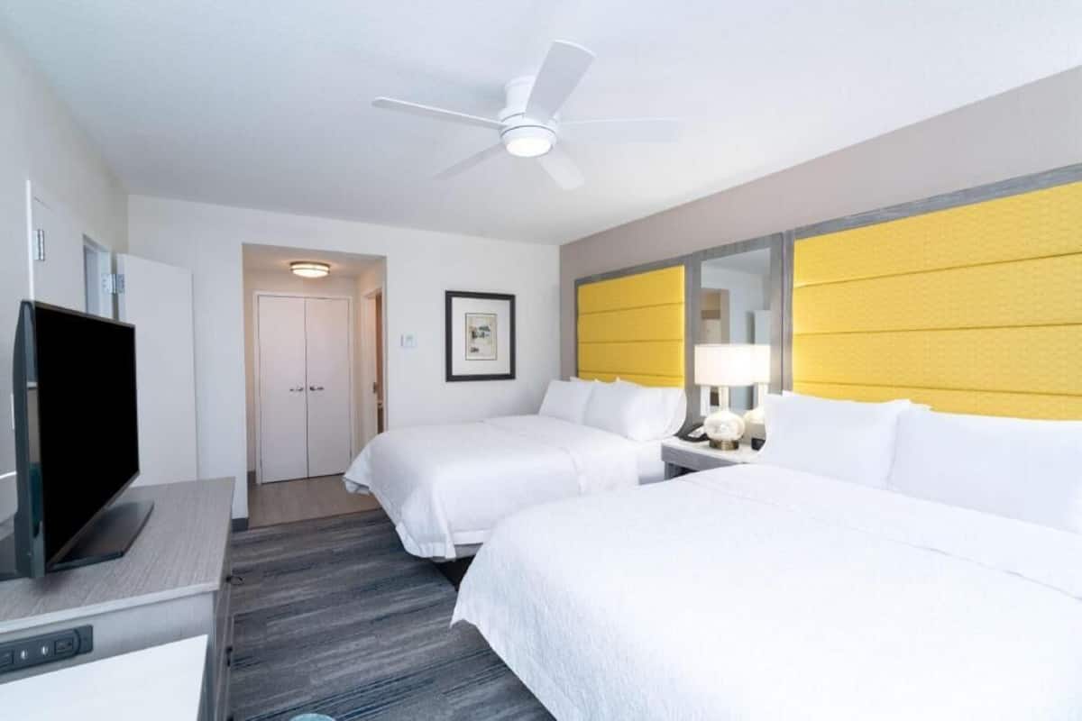 Bäddmadrasser, skrivbord, arbetsyta för laptop och strykjärn/strykbräda