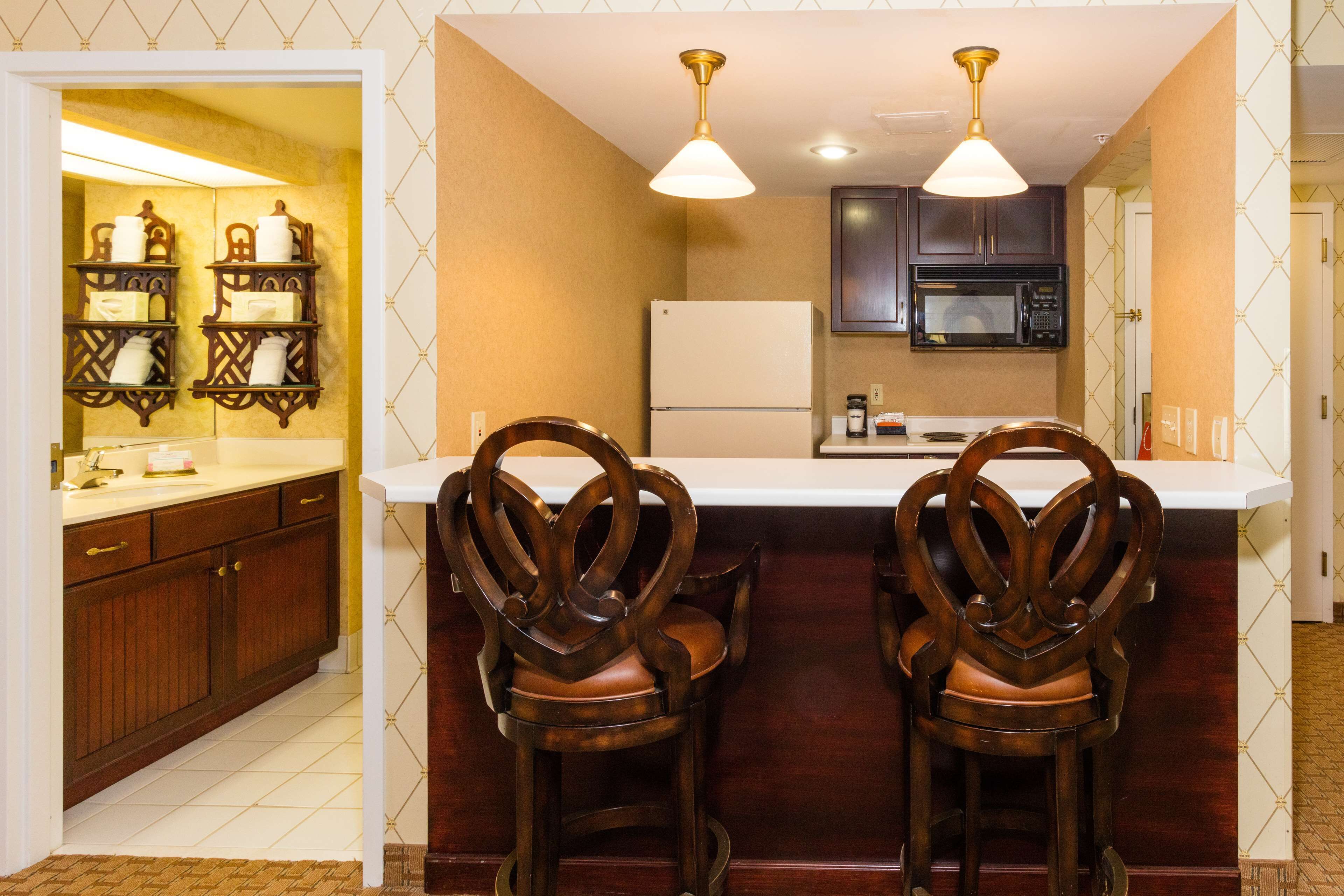 presidential suite, 1 king bed, non smoking | pillow-top beds, desk, laptop workspace, iron/ironing board