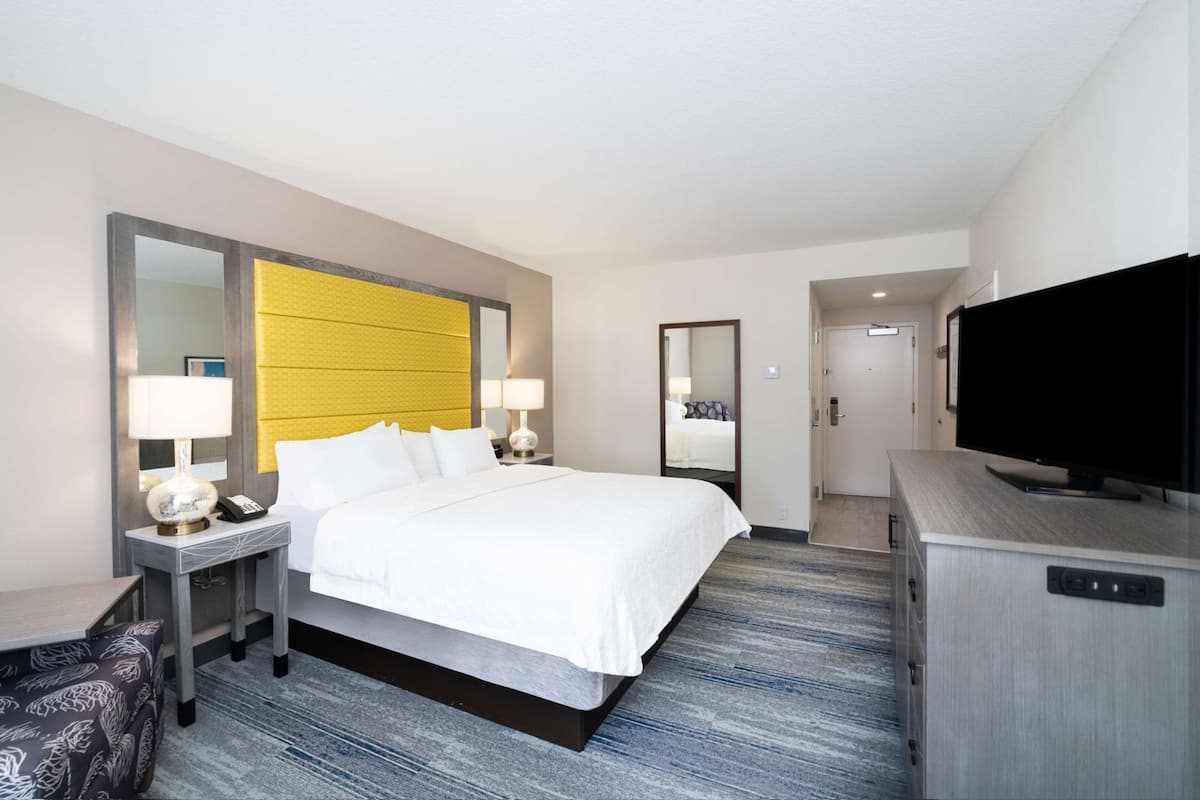 Bäddmadrasser, skrivbord, arbetsyta för laptop och strykjärn/strykbräda