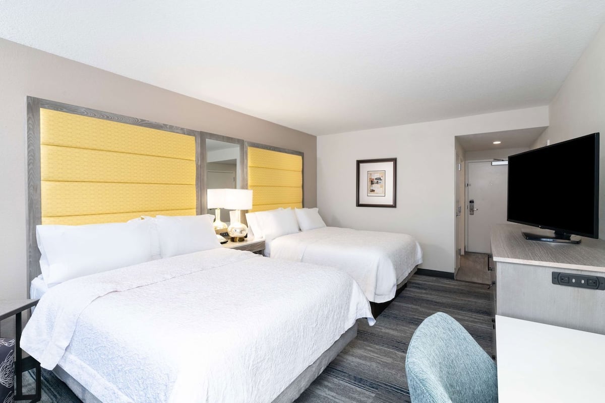 Bäddmadrasser, skrivbord, arbetsyta för laptop och strykjärn/strykbräda