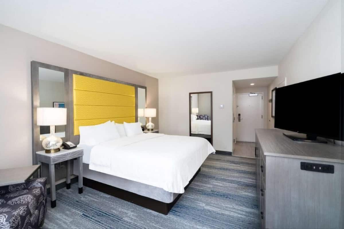 Bäddmadrasser, skrivbord, arbetsyta för laptop och strykjärn/strykbräda