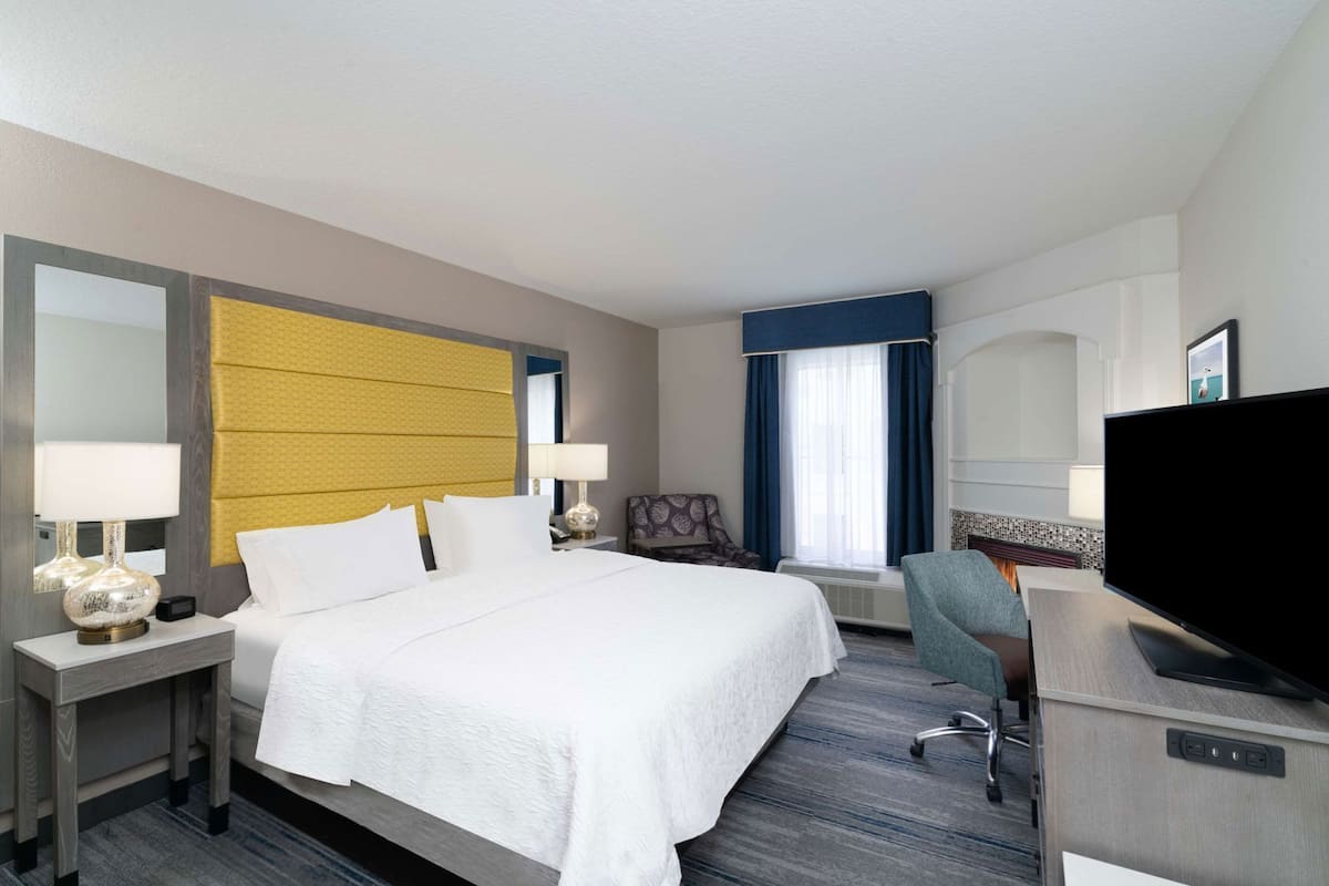 Bäddmadrasser, skrivbord, arbetsyta för laptop och strykjärn/strykbräda