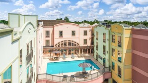 A hotel with a rooftop pool, multiple balconies, and a covered outdoor seating area. - Hampton Inn and Suites Amelia Island Historic Harbor Front (Fernandina Beach)