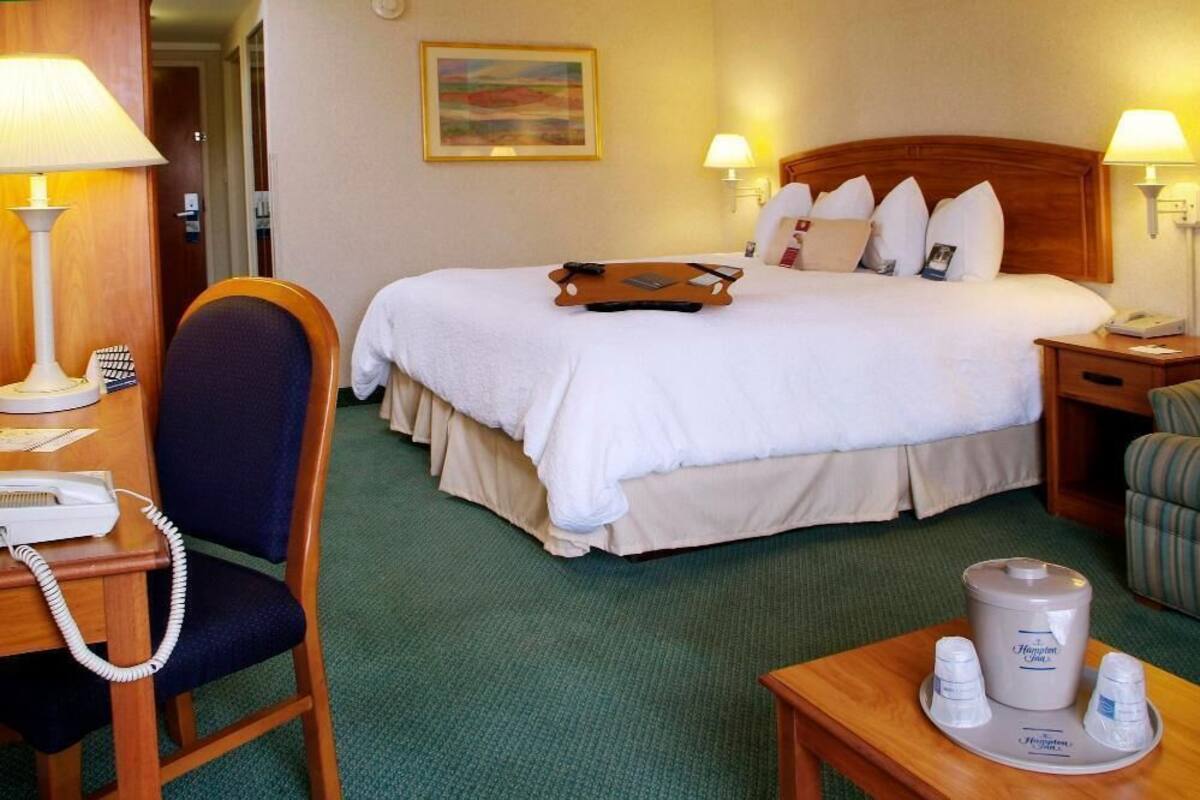 Premium bedding, in-room safe, desk, blackout curtains