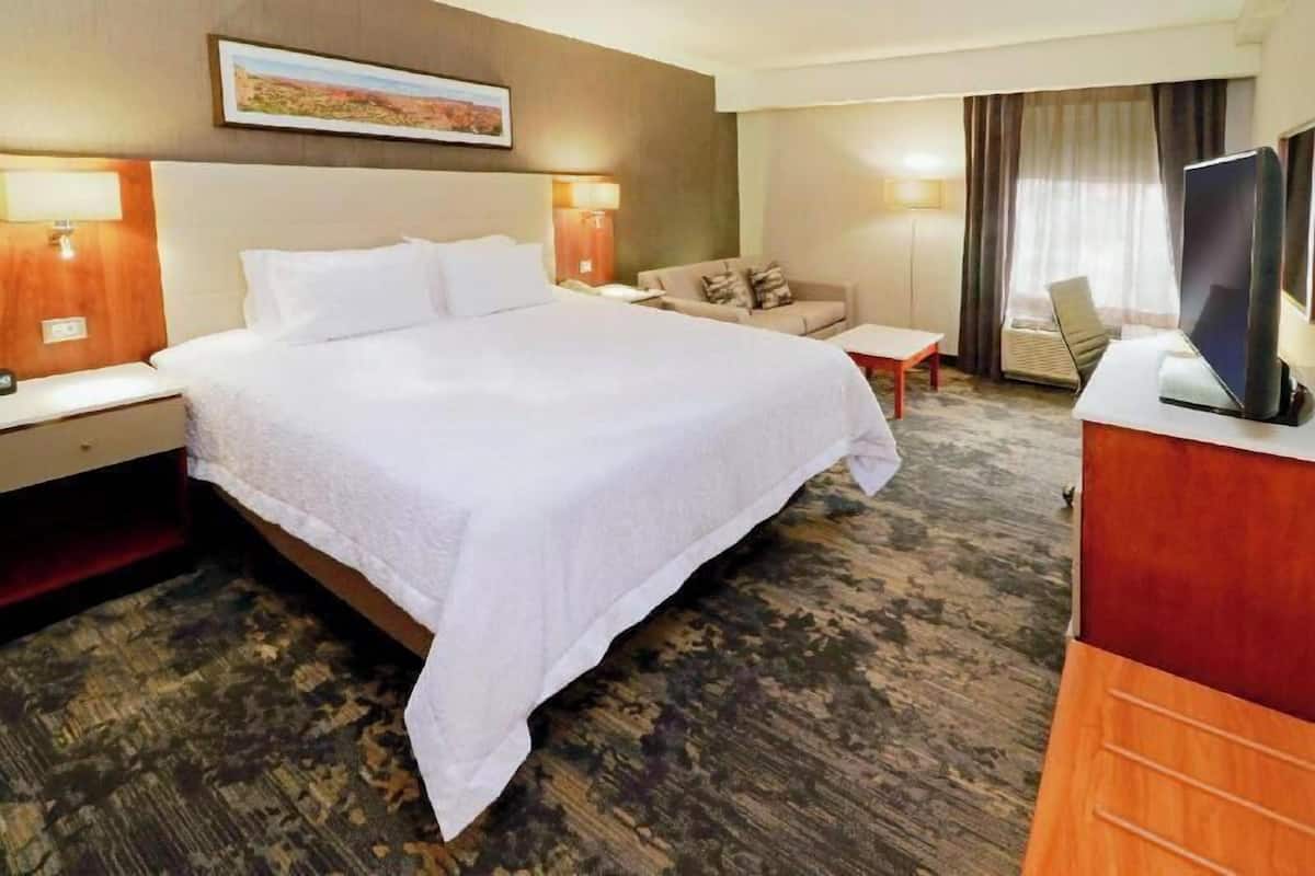 Ropa de cama de alta calidad y caja de seguridad en la habitación