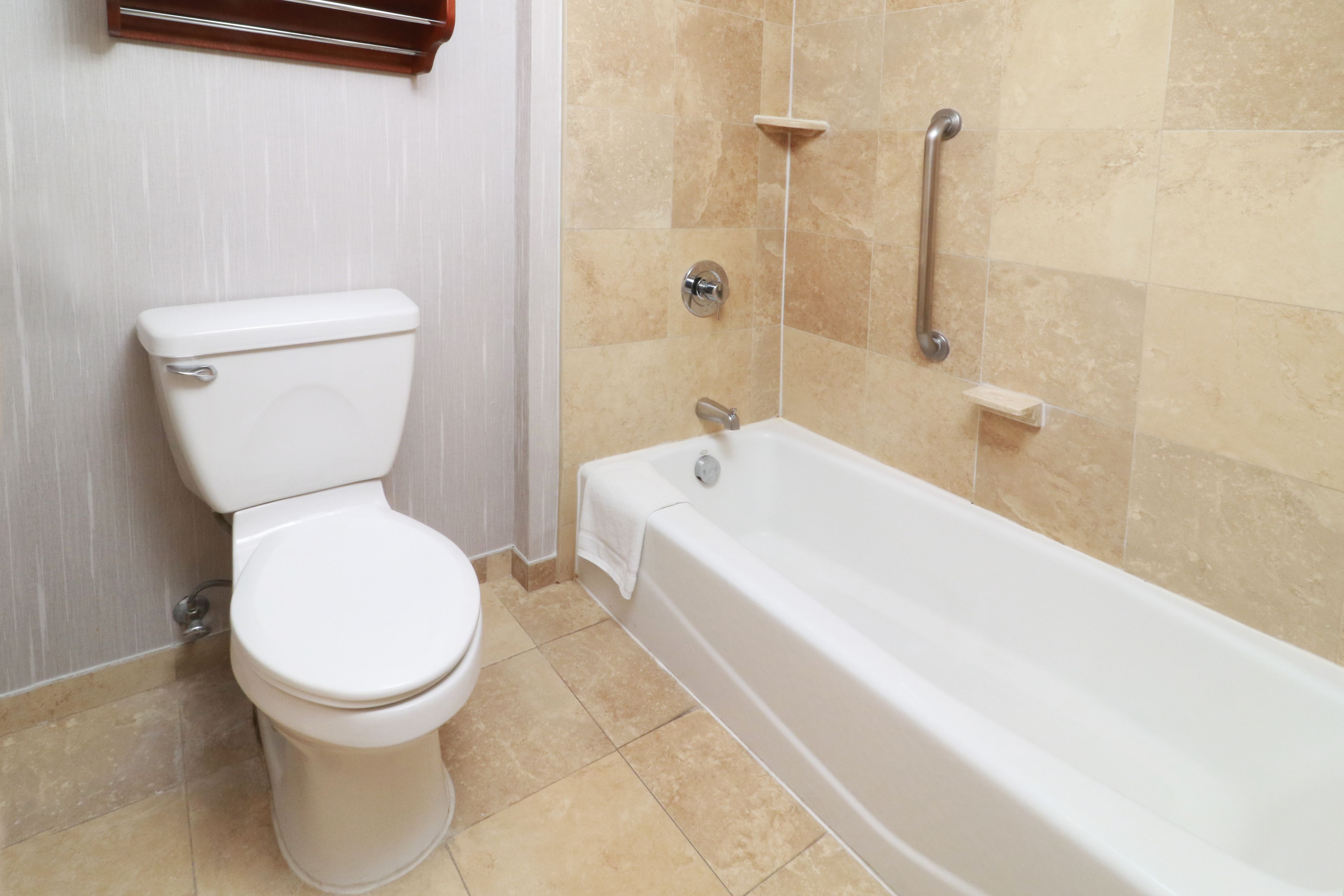 combined shower/bathtub, hair dryer, towels