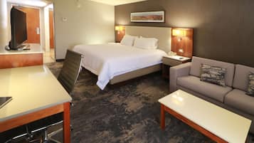 Ropa de cama de alta calidad y caja de seguridad en la habitación