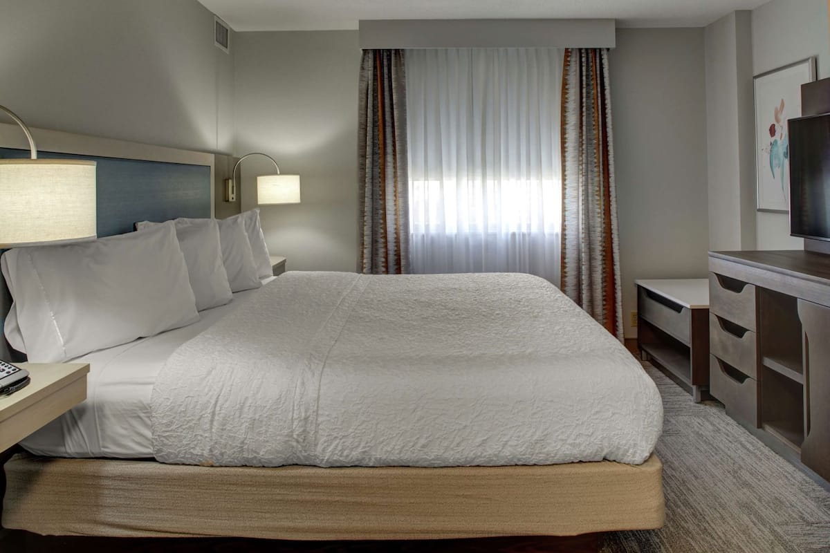 Ropa de cama de alta calidad y caja de seguridad en la habitación