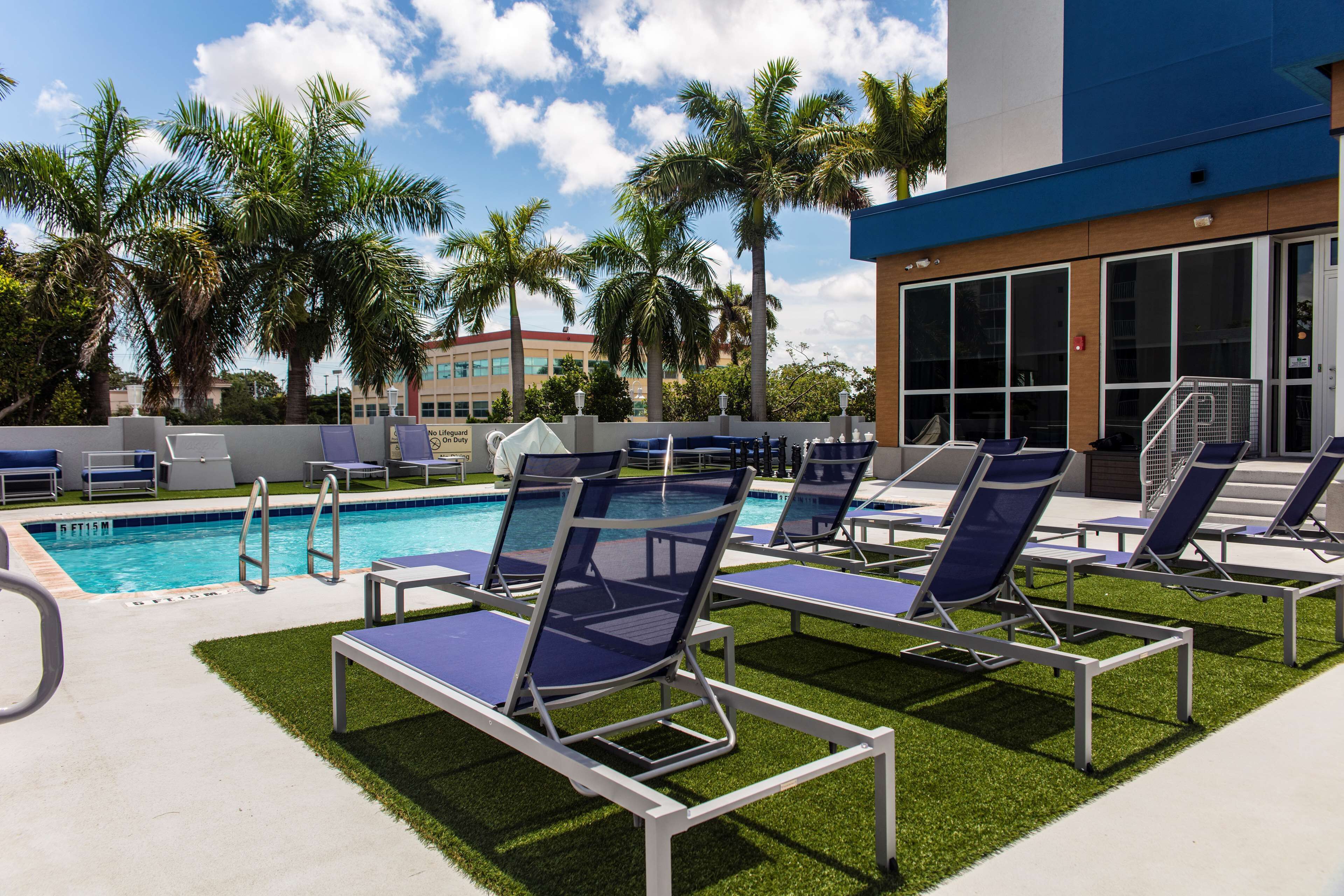 outdoor pool, open 8:00 am to 10:00 pm, pool loungers