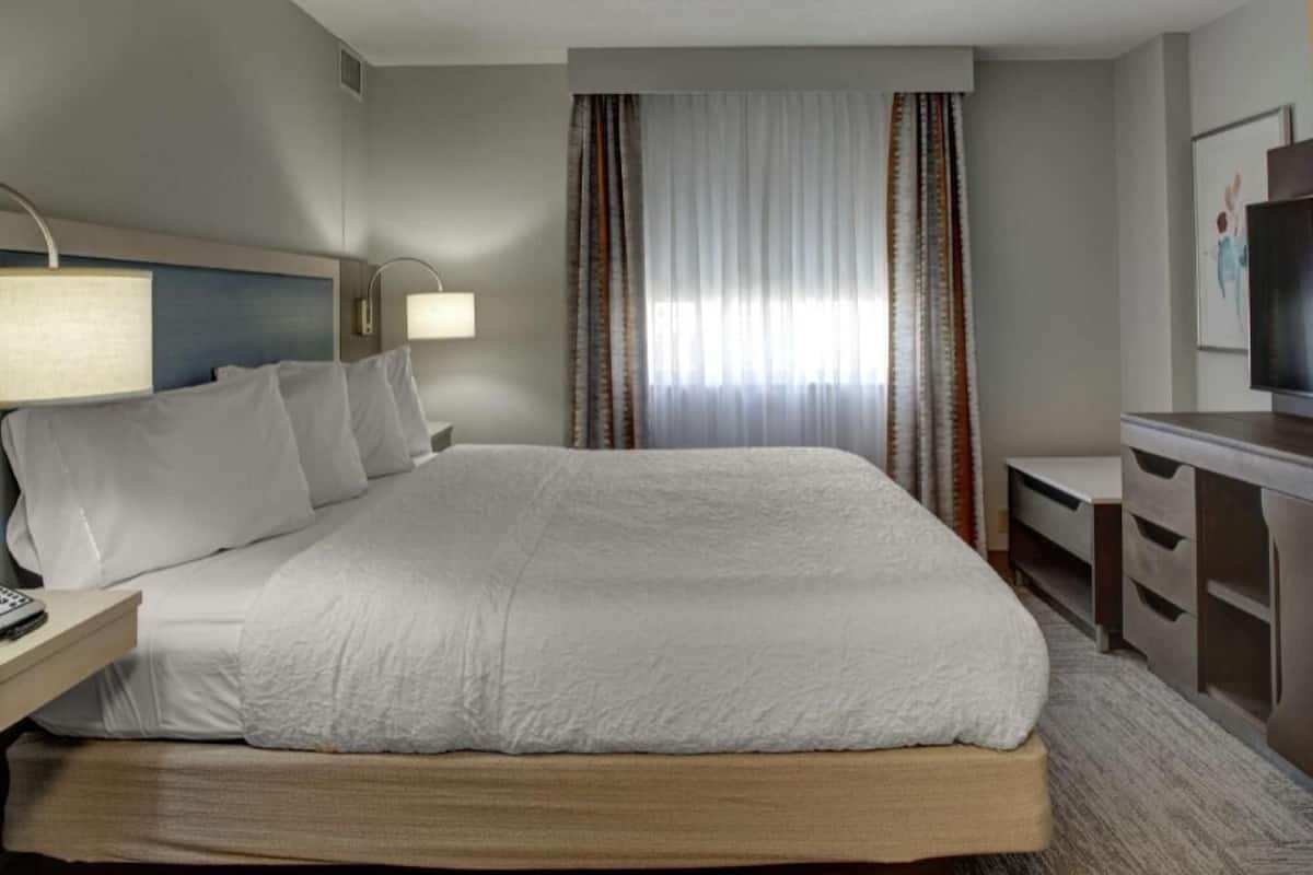 Ropa de cama de alta calidad y caja de seguridad en la habitación