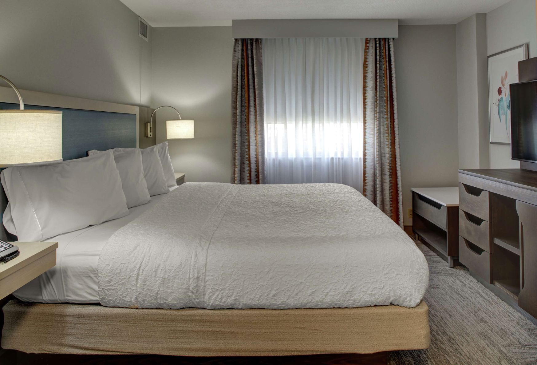 Ropa de cama de alta calidad y caja de seguridad en la habitación 