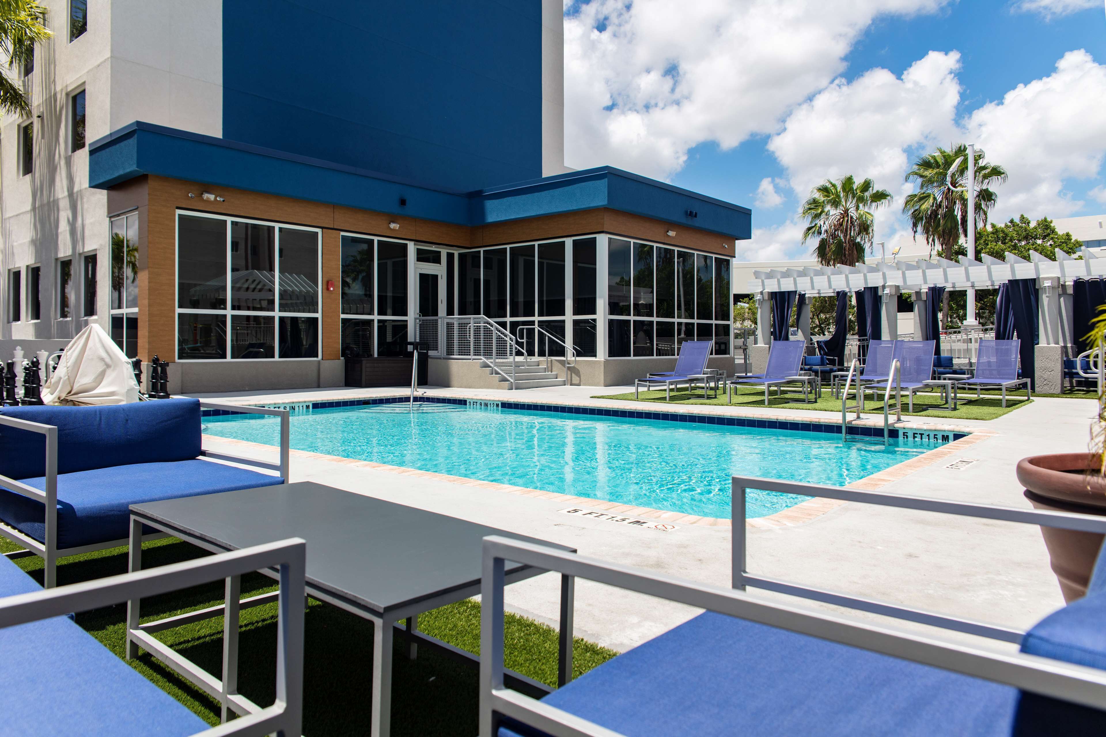 outdoor pool, open 8:00 am to 10:00 pm, pool loungers
