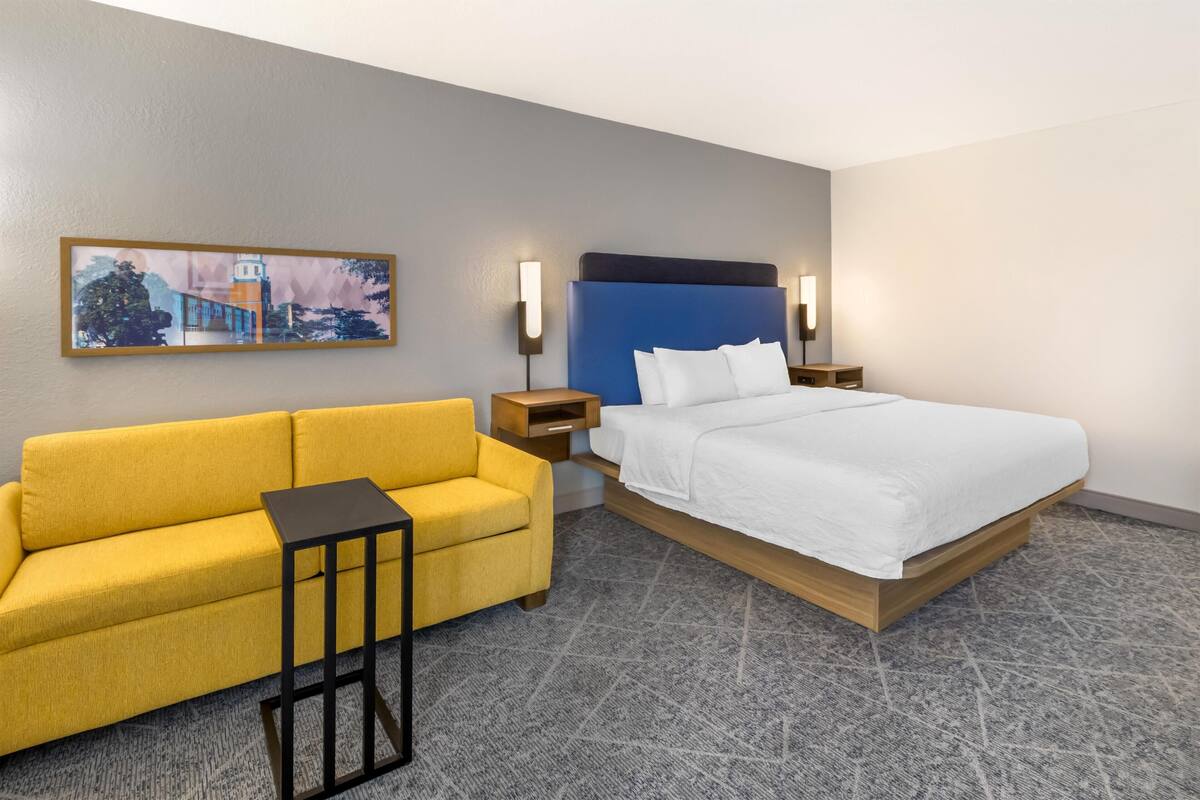 One King Bed, Non-Smoking | Living area