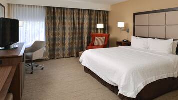 Roupas de cama premium, escrivaninha, espaço de trabalho para notebook