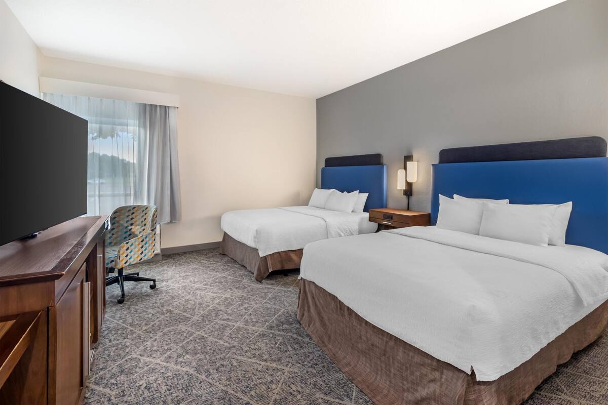 Room, 2 Queen Beds, Accessible, Bathtub (Mobility & Hearing)