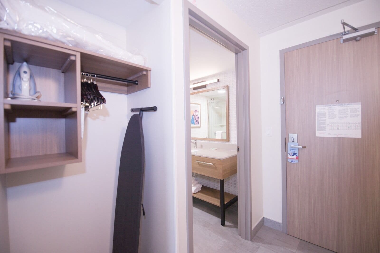 客房, 2 張標準雙人床, 非吸煙房 (Larger Room) | 浴室 | 淋浴/浴缸二合一、免費盥洗用品、吹風機、毛巾