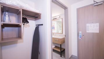 Kamar, 2 Tempat Tidur Double, Bebas Asap Rokok (Larger Room) | Kamar mandi | Kombinasi shower/bathtub dan perlengkapan mandi gratis