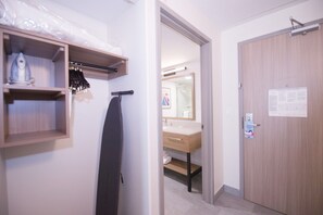 客房, 2 张双人床, 无烟房 (Larger Room) | 浴室 | 淋浴/盆浴组合、免费洗浴用品、吹风机、毛巾