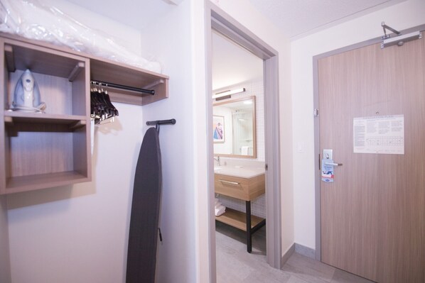 客房, 2 張標準雙人床, 非吸煙房 (Larger Room) | 浴室 | 淋浴/浴缸二合一、免費盥洗用品、吹風機、毛巾