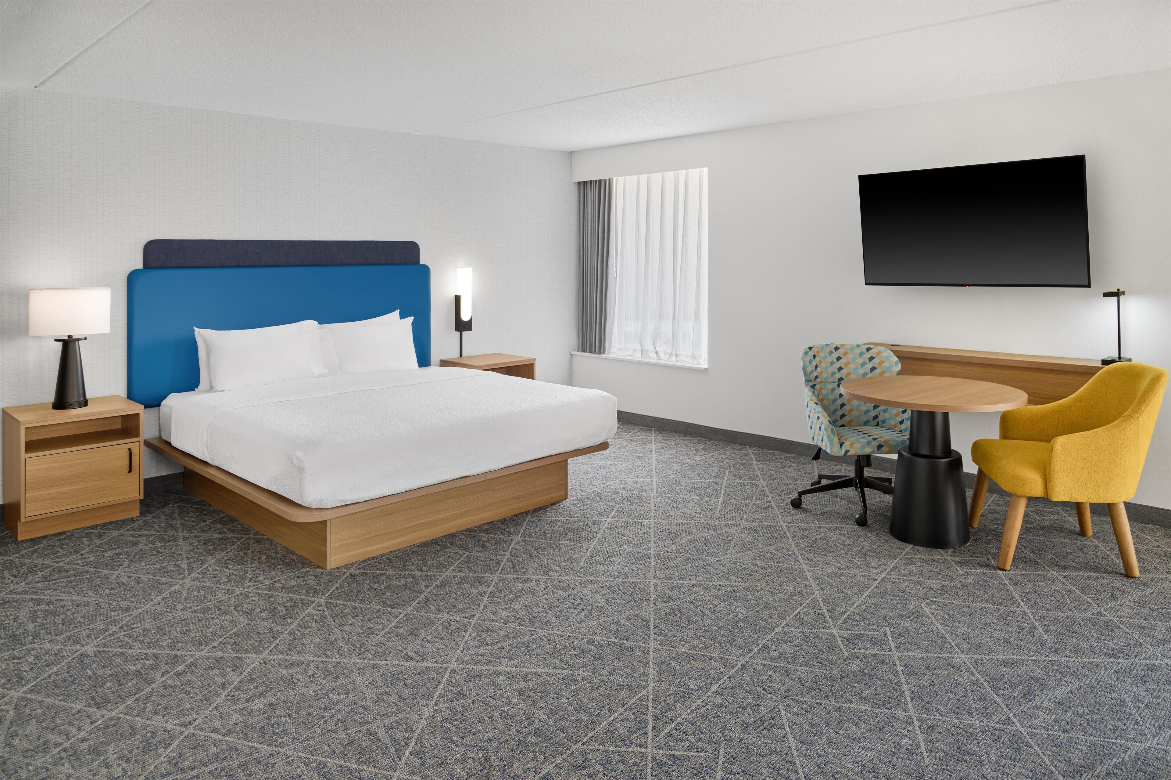 行政客房, 1 张特大床, 无烟房, 冰箱和微波炉 (Wet Bar) | 高档床上用品、羽绒被、遮光窗帘、熨斗/熨衣板