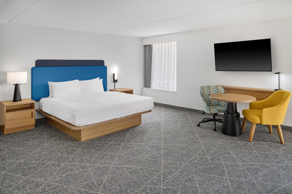 Executive Room, 1 King Bed, Non Smoking, Refrigerator & Microwave (Wet Bar) | Premium bedding, down comforters, blackout drapes, iron/ironing board