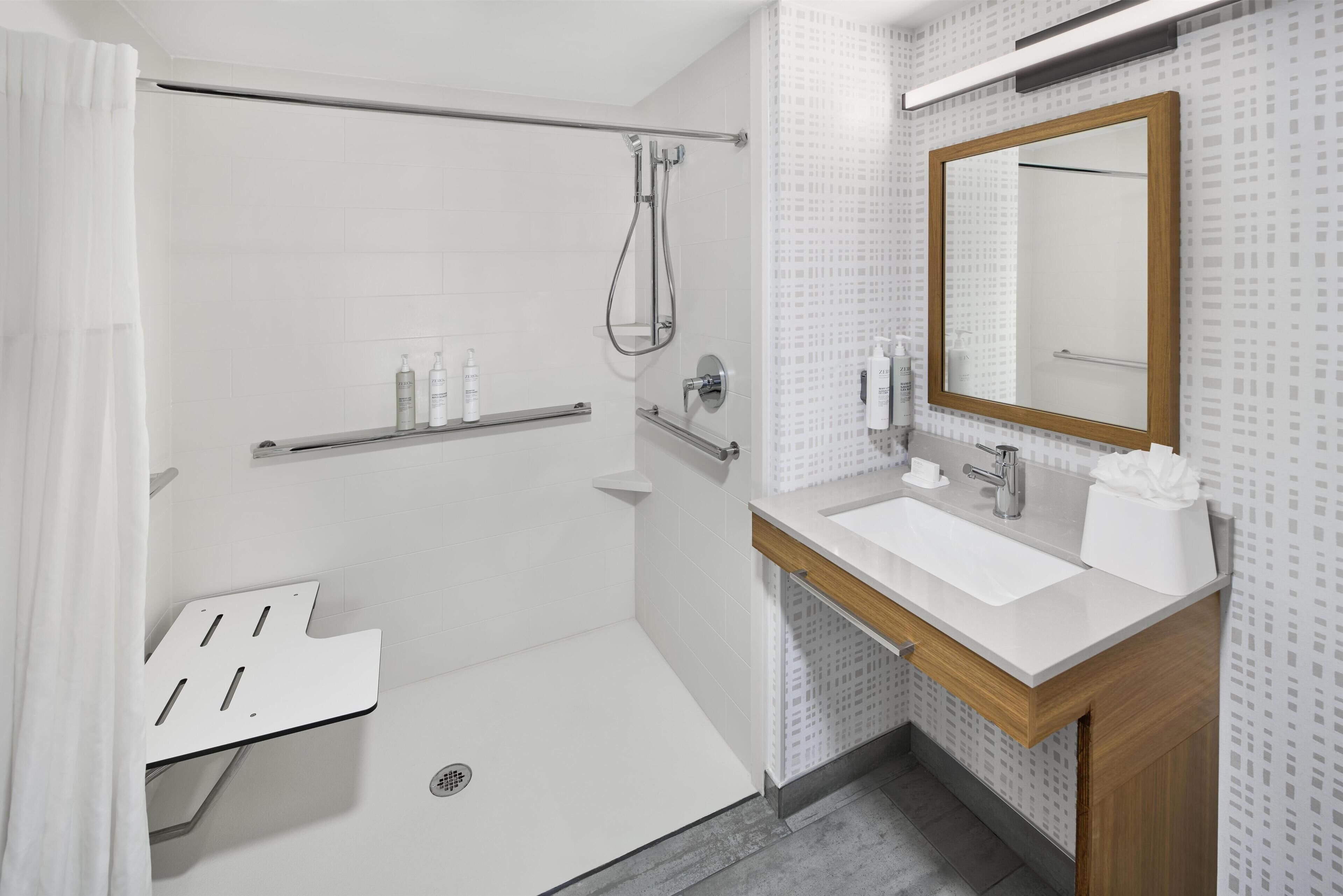 Combined shower/tub, free toiletries, hair dryer, towels