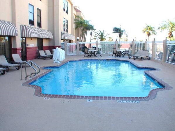 Outdoor pool - Comfort Inn & Suites Portland - Corpus Christi (Portland)
