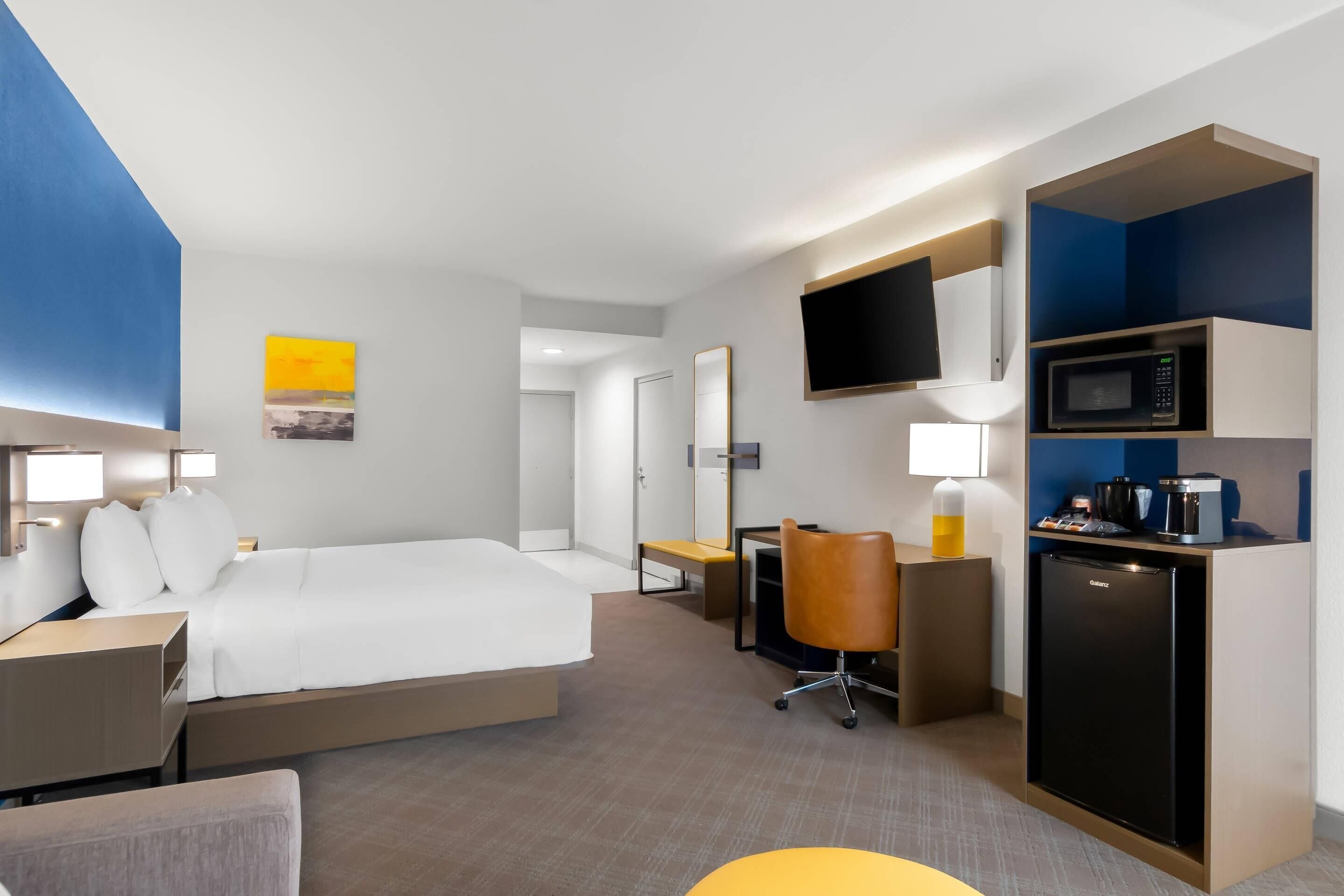 客房, 1 张特大床, 无障碍, 无烟房 (Roll-in Shower) | 办公桌、熨斗/熨衣板、免费 WiFi、床单