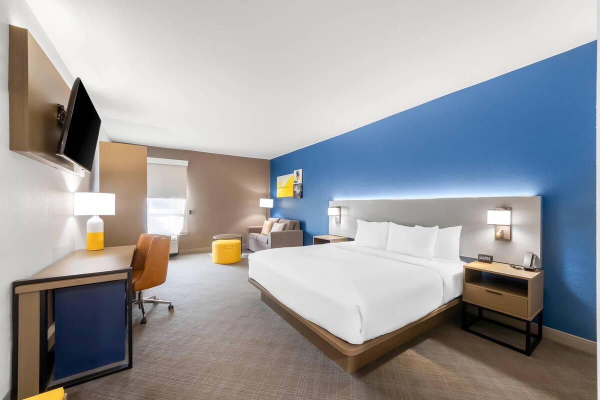Room, 1 King Bed with Sofa bed, Roll-in Shower, Non Smoking (Accesible) | Desk, iron/ironing board, WiFi (free), alarm clocks